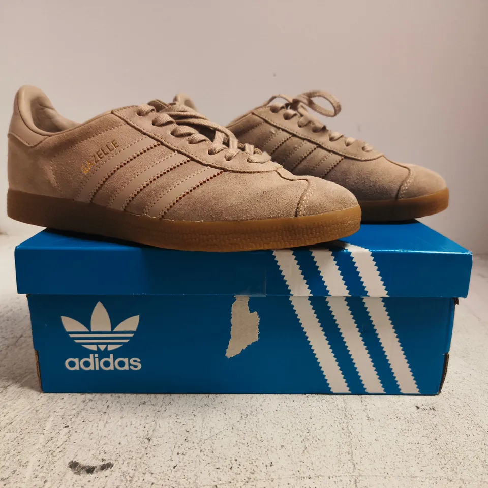 BOXED PAIR OF ADIDAS GAZELLE TRAINERS IN LIGHT TAN SIZE UK 6