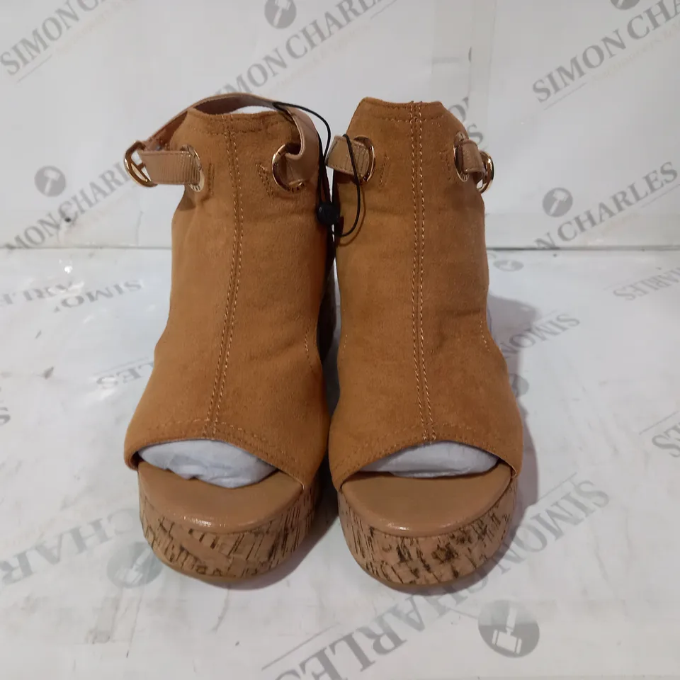 BROWN OPEN TOES WDGE HEELS SIZE 6 WIDE FIT