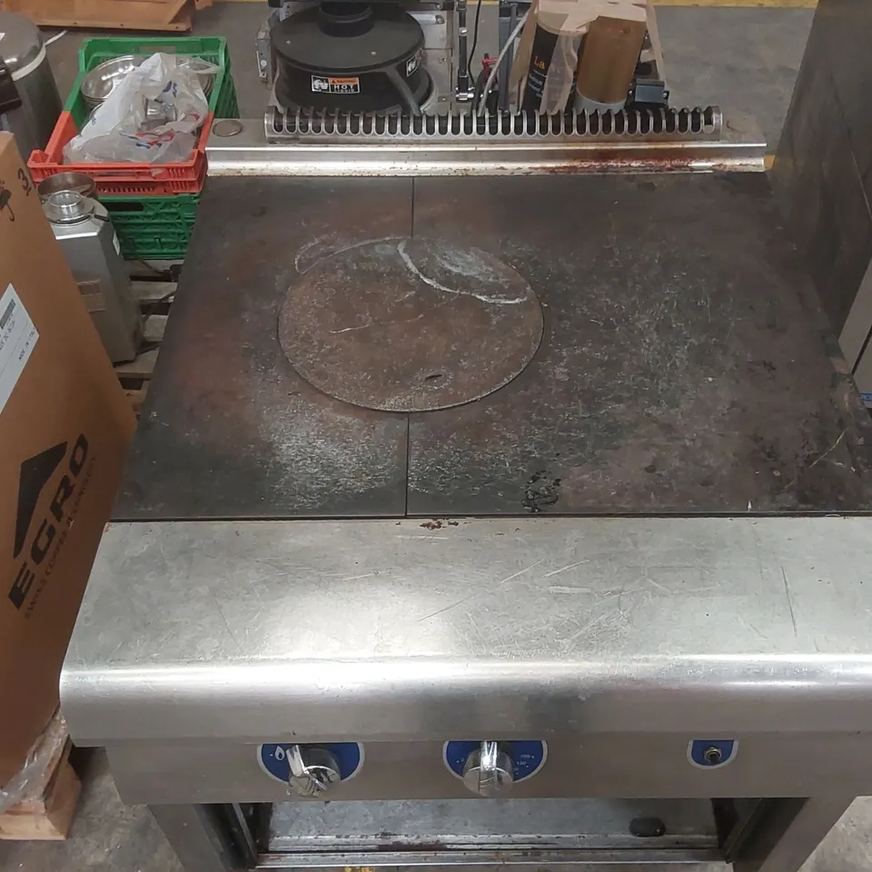 BONNET SOLID TOP GAS HOB ON PEDESTAL