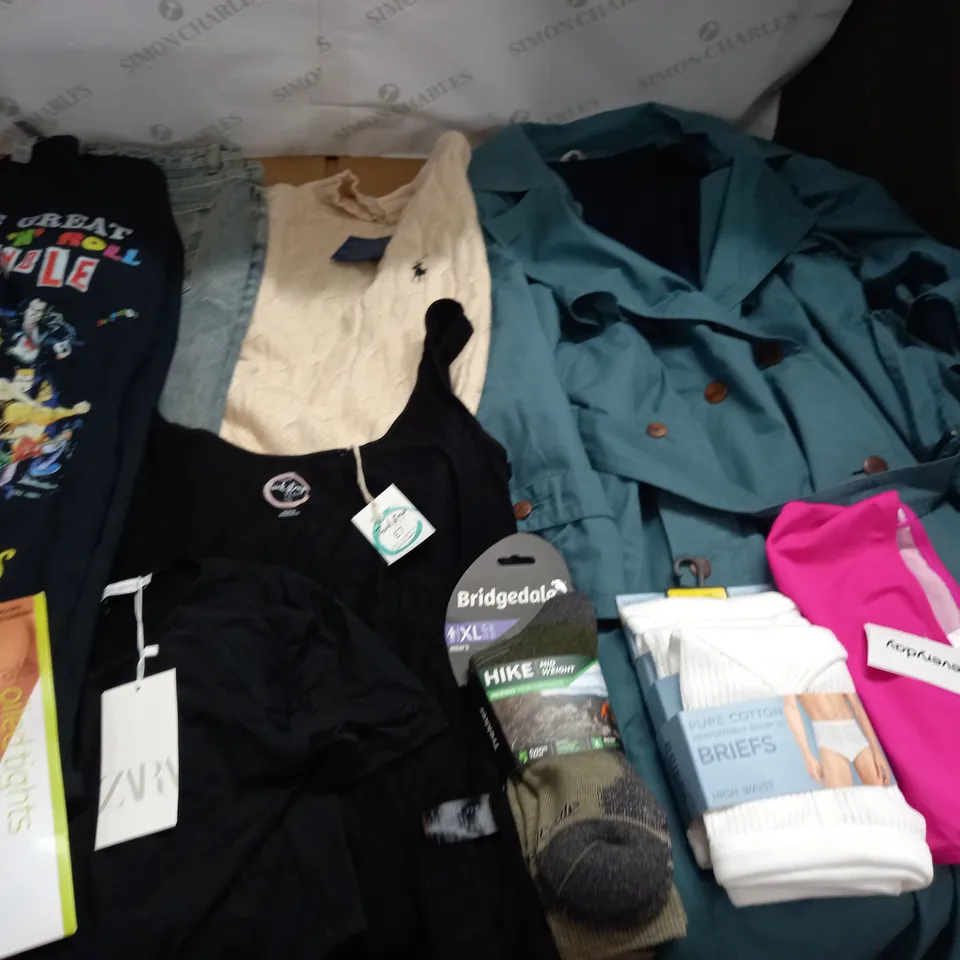 LARGE QUANTITY OF ASSORTED CLOTHING ITEMS TO INCLUDE BRIDGEDALE, ZARA AND M&S