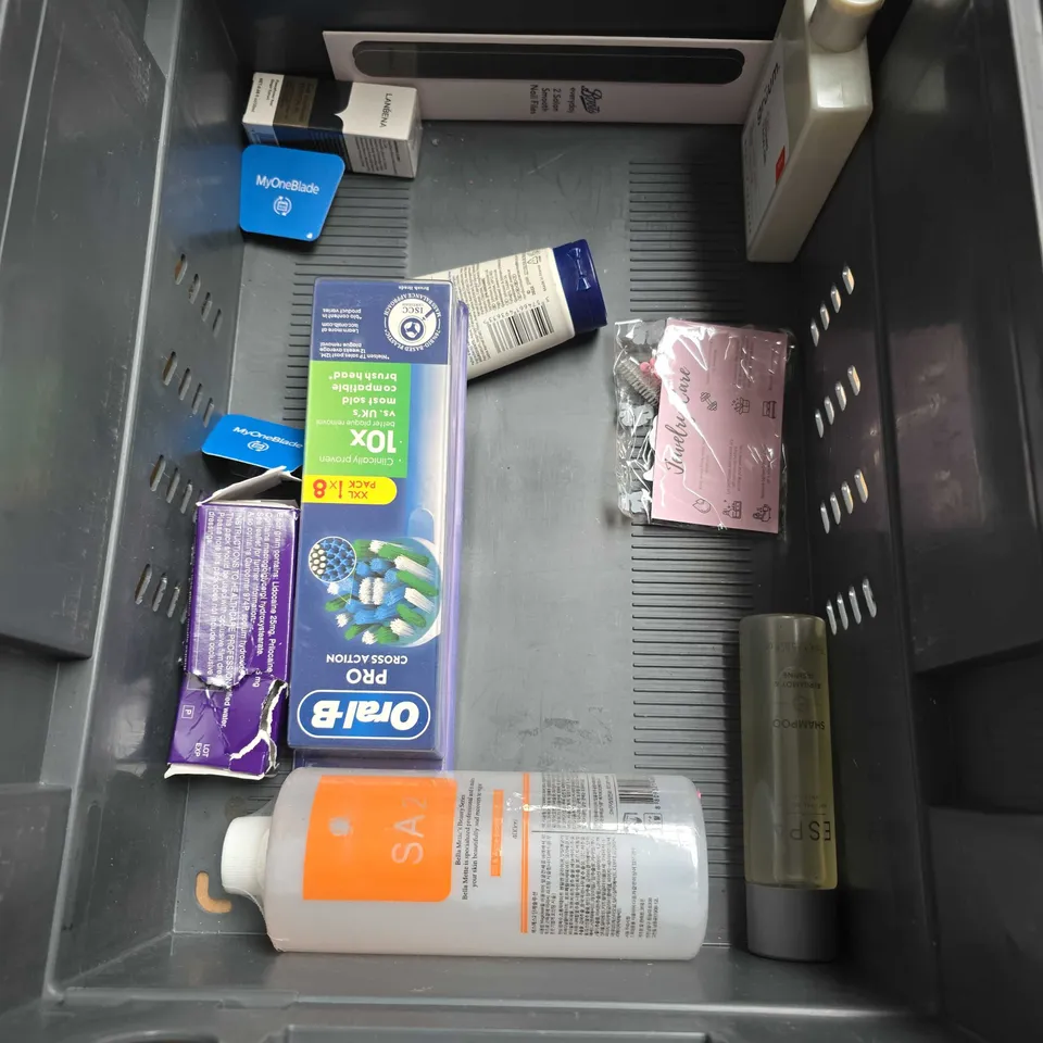 APPROXIMATELY 20 ASSORTED HEALTH & BEAUTY PRODUCTS TO INCLUDE - THE INKEY LIST EXOSOME HYDRO-GLOW COMPLEX - CHILD'S FARM SHAMPOO - NURSEN HAND CREAM - ETC