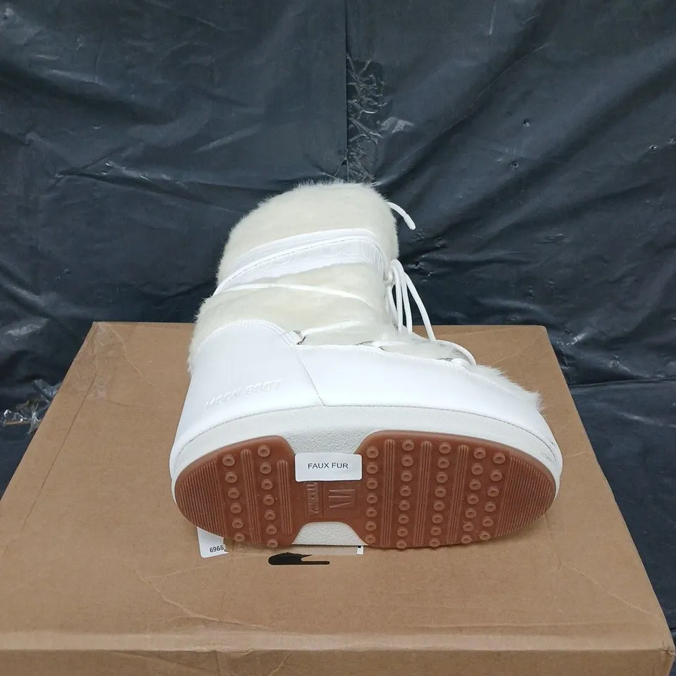 BOXED PAIR OF MOONBOOT WHITE FAUX FUR - US 3.5-6