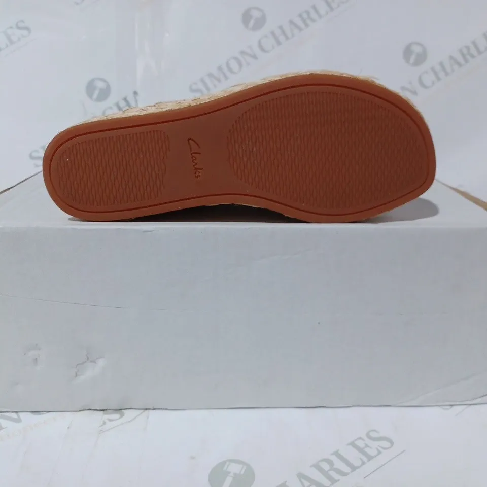 BOXED PAIR OF CLARKS KIMMEI X SANDALS IN OCHRE SIZE 3