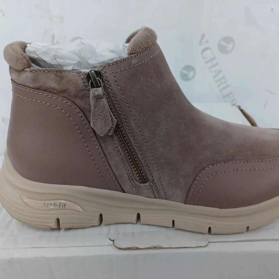 BOXED SKECHERS ARCH FIT SMOOTH ZIP BOOTS, MUSHROOM - SIZE 5