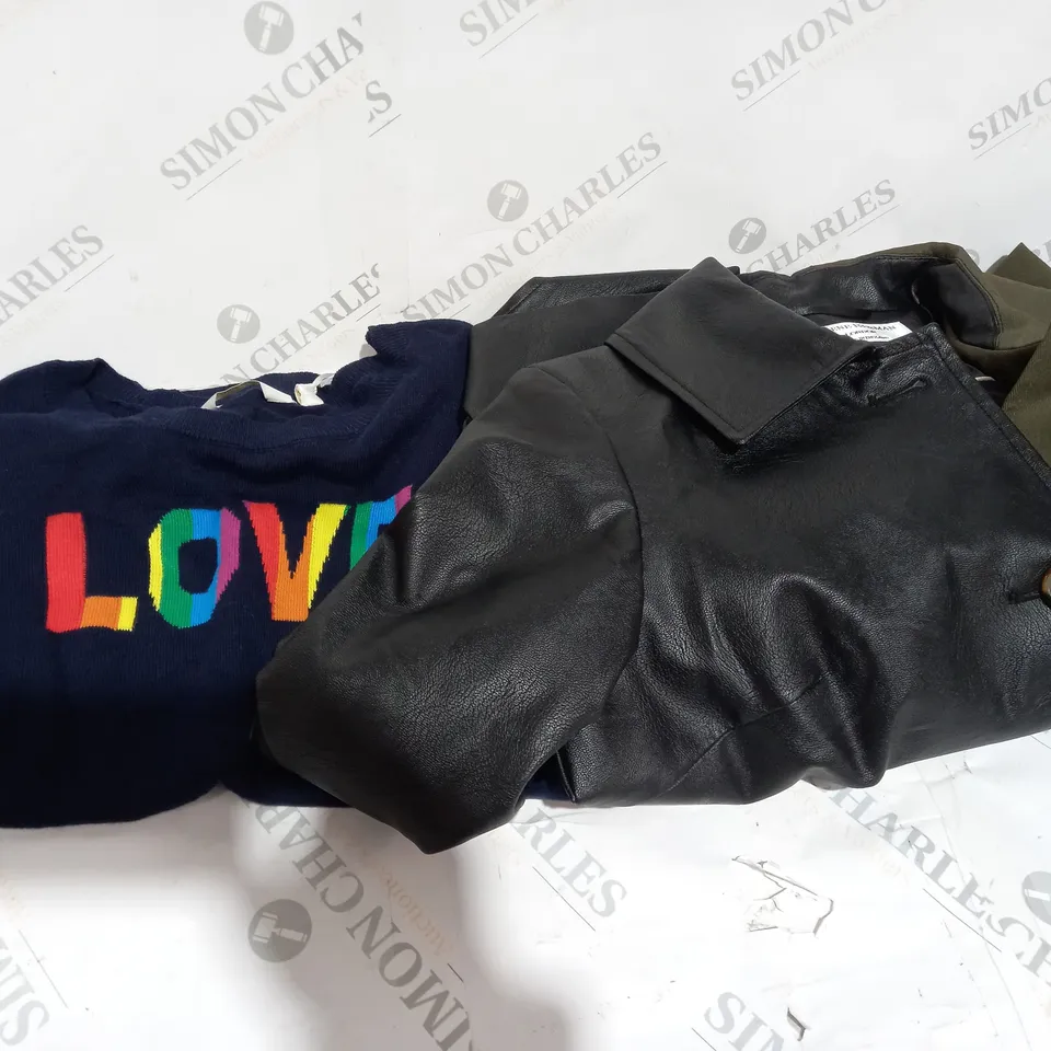 BOX OF ASSORTED CLOTHING ITEMS APPROXIMATELY 30 TO INCLUDE WOOL JUMPERS, LEATHER JACKET, TOPS ETC