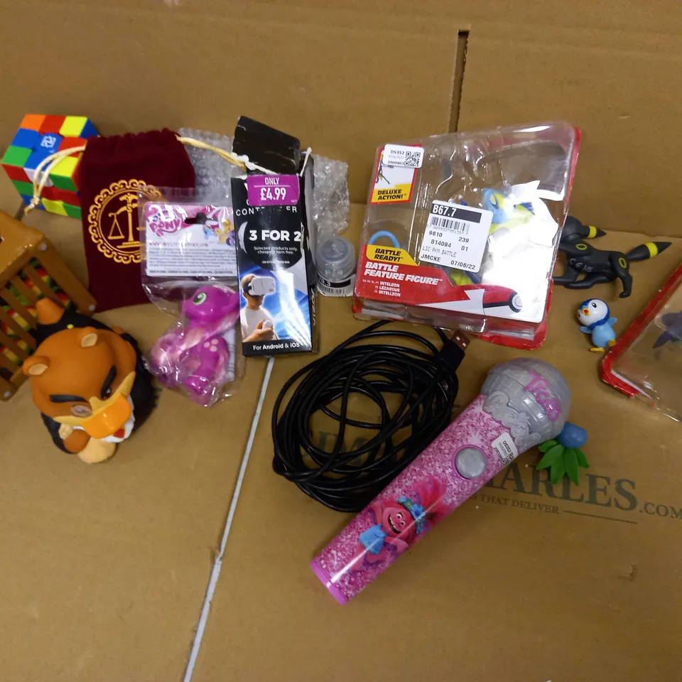 LOT OF ASSORTED TOYS INCLUDING POKEMON FIGURES, CRASH BANDICOOT MUG, RUBIC CUBE