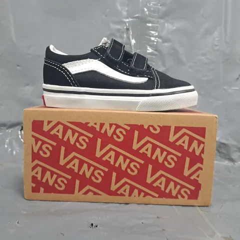 BOXED PAIR OF VANS OLD SKOOL V INFANT SHOES IN BLACK/WHITE SIZE UK 5.5