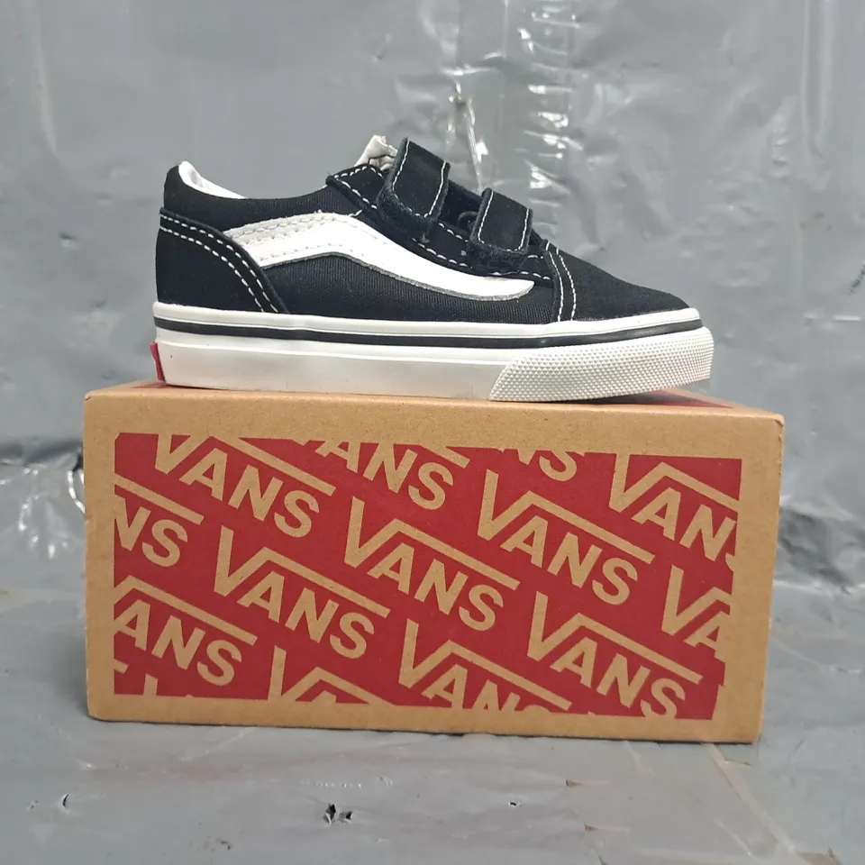 BOXED PAIR OF VANS OLD SKOOL V INFANT SHOES IN BLACK/WHITE SIZE UK 5.5
