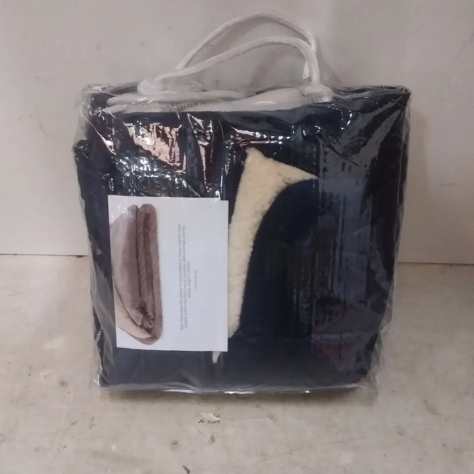 BOXED SUPER POLAR FLEECE 160CM X 120CM HEATED BLANKET( NAVY BLUE )