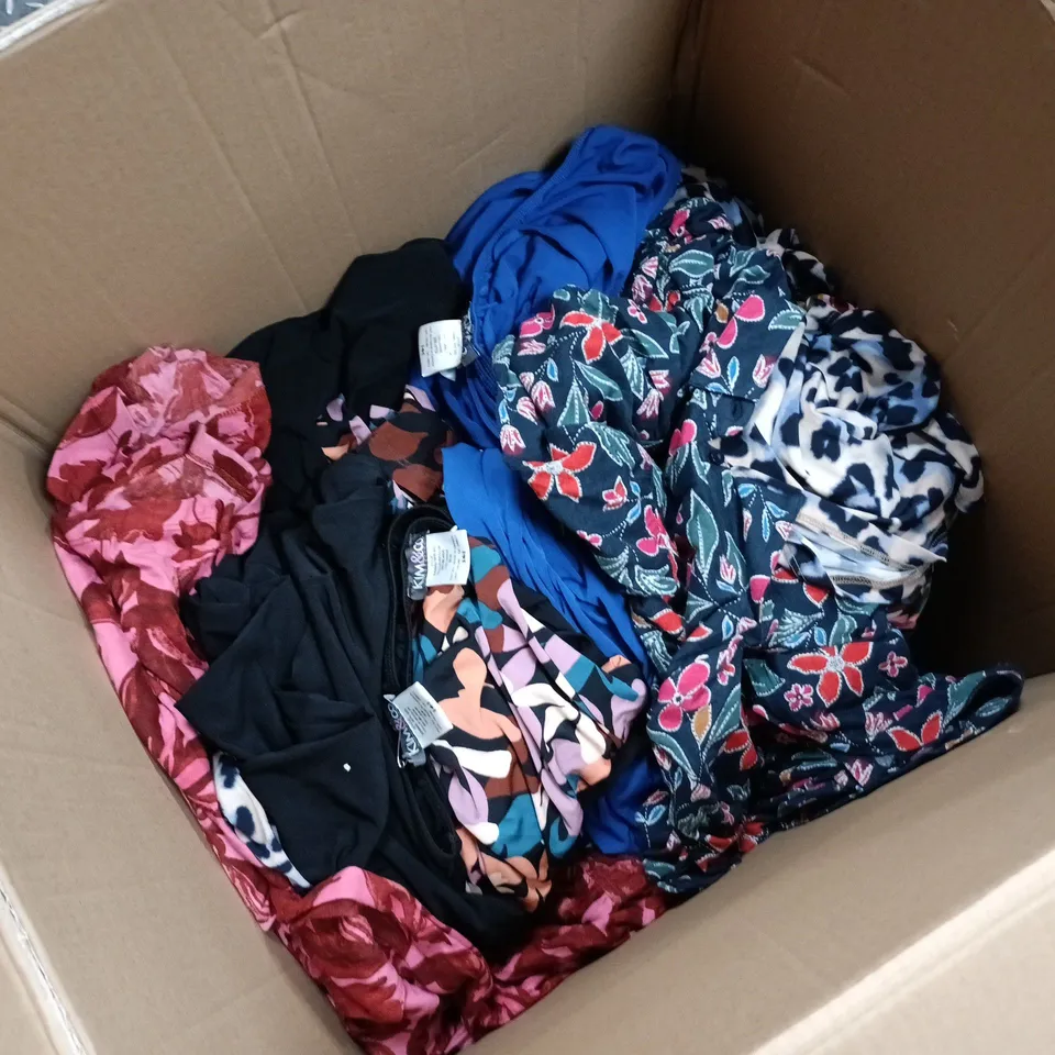 APPROXIMATELY 12 ASSORTED CLOTHING ITEMS IN VARIOUS SIZES, STYLES & COLOURS TO INCLUDE BRANDS SUCH AS KIM&CO, ETC - COLLECTION ONLY