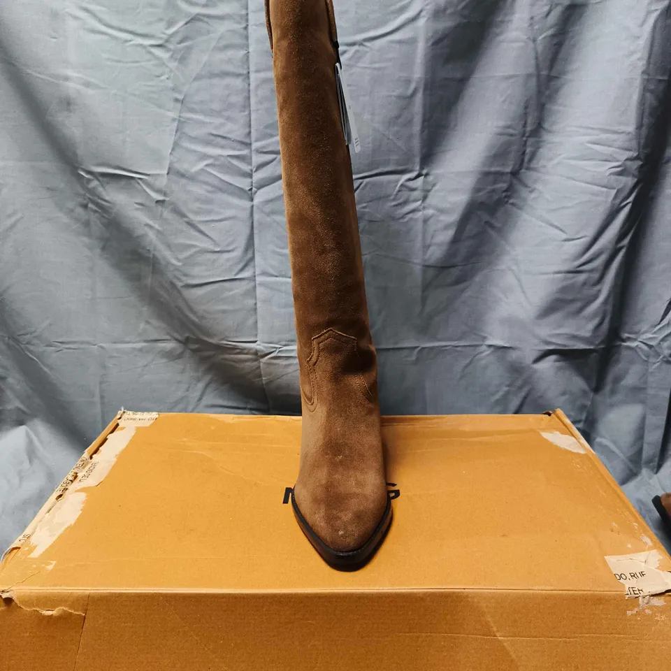 BOXED PAIR OF MANGO KNEE-HIGH SUEDE BOOTS – SIZE 40