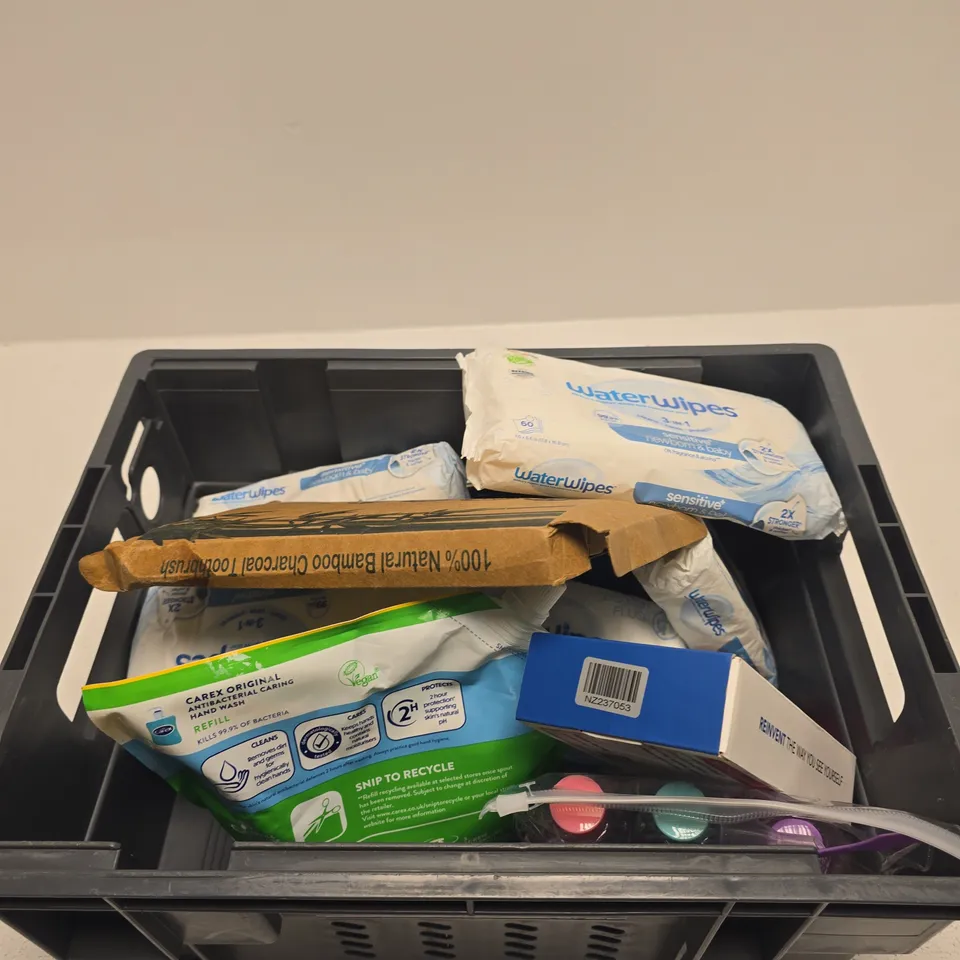 TOTE OF APPROXIMATELY 10 ASSORTED BEAUTY PRODUCTS INCLUDING WATERIPES, BAMBOO TOOTHBRUSHES AND BLACK HAIR BOBBLES