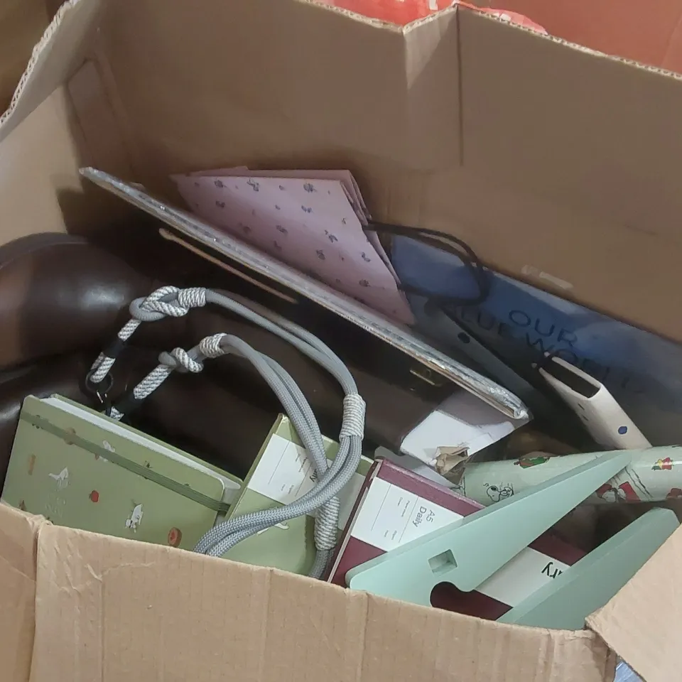 PALLET CONTAINING A LARGE QUANTITY OF ASSORTED BRAND NEW PRODUCTS INCLUDING: CLOTHING, CHRISTMAS ORNAMENTS, WOMEN'S BOOTS, PHONE CASE, JACKET ECT