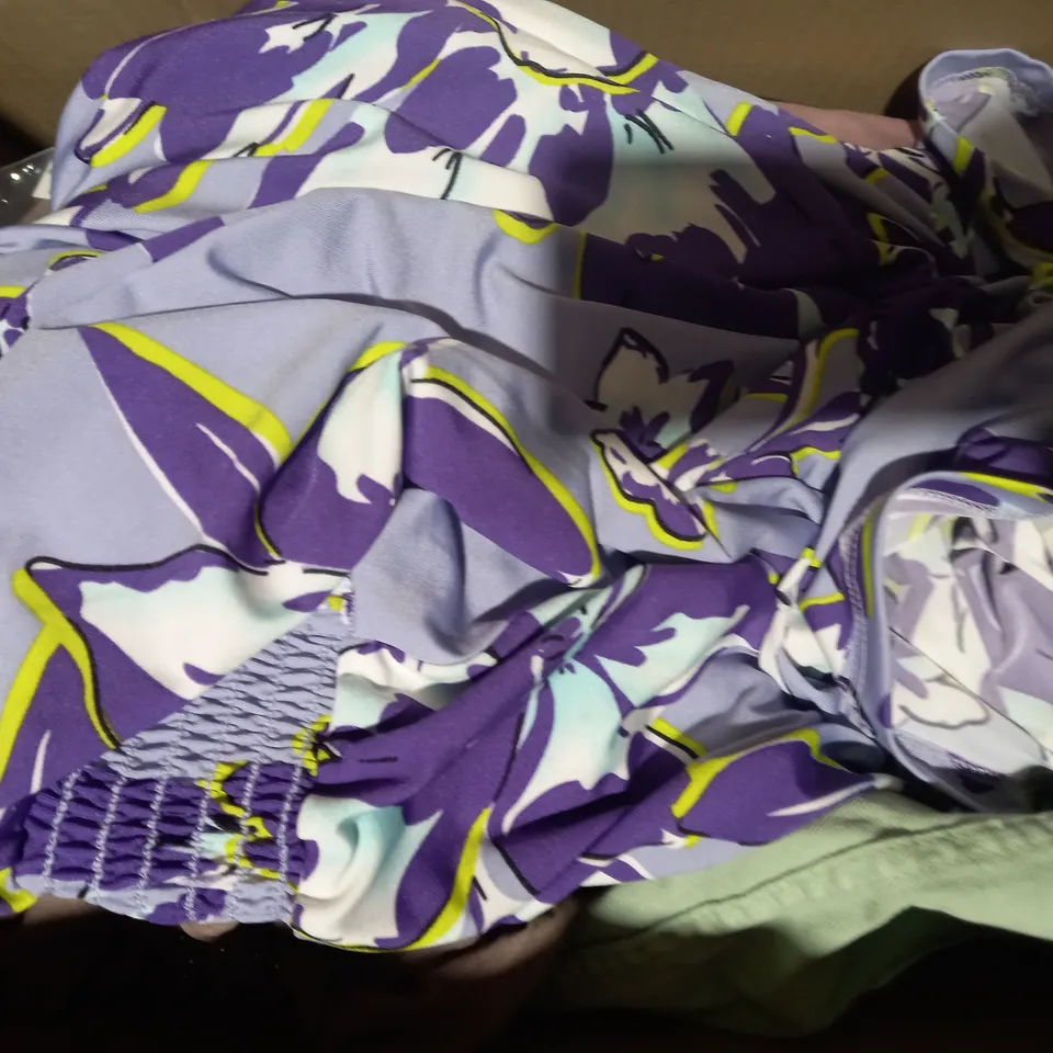 BOX OF APPROXIMATELY 10 ASSORTED CLOTHING ITEMS IN VARIOUS STYLES AND SIZES TO INCLUDE KIM & CO, FRANK USHER, ETC
