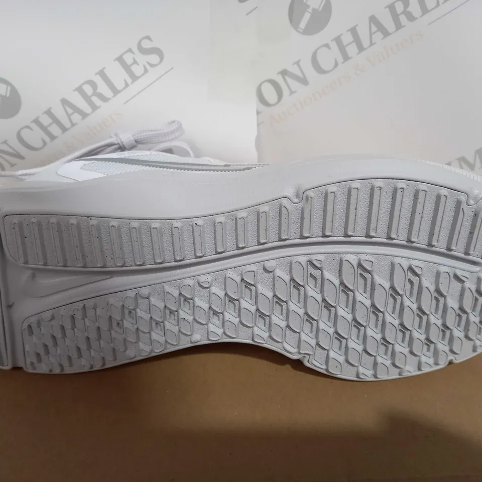 BOXED PAIR OF NIKE DOWNSHIFTER 12 IN WHITE/METALLIC SILVER SIZE 6