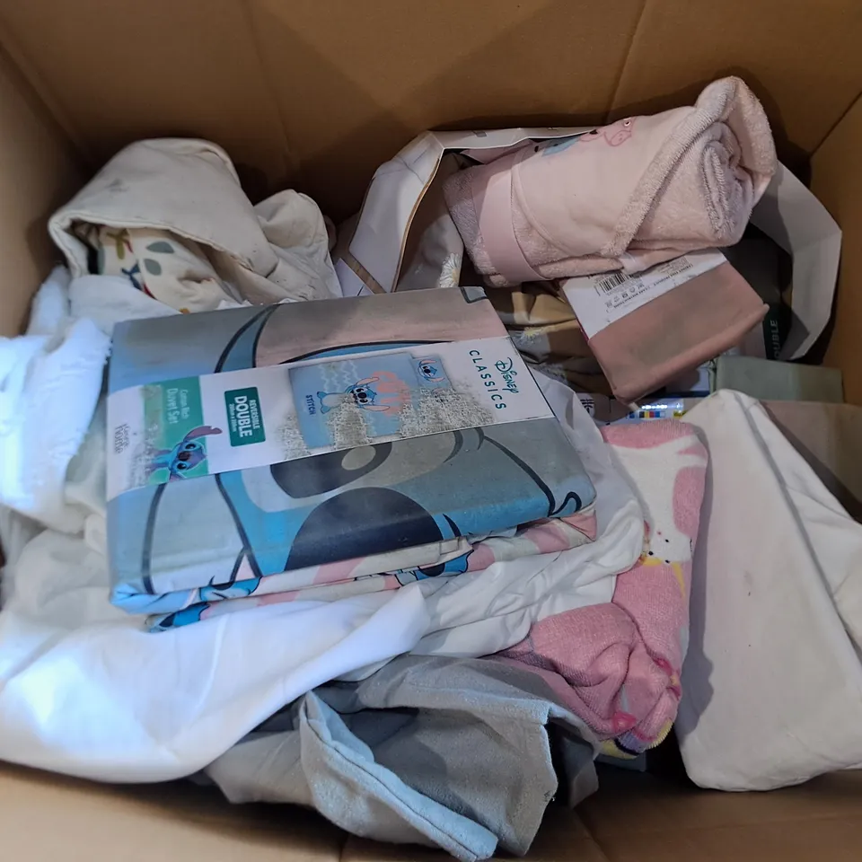 LOT OF APPROXIMATELY 25 ASSORTED BEDDING AND SOFT FURNISHING ITEMS 