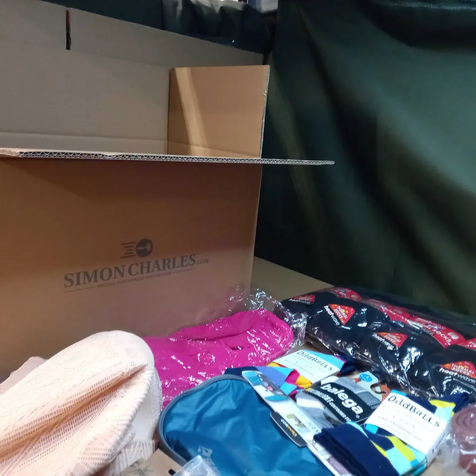 LOT OF APPROX. 10 ASSORTED CLOTHING ACCESSORIES  IN VARYING SIZES/COLOURS/STYLES TO INCLUDE: THERMALS, SOCKS, BRA