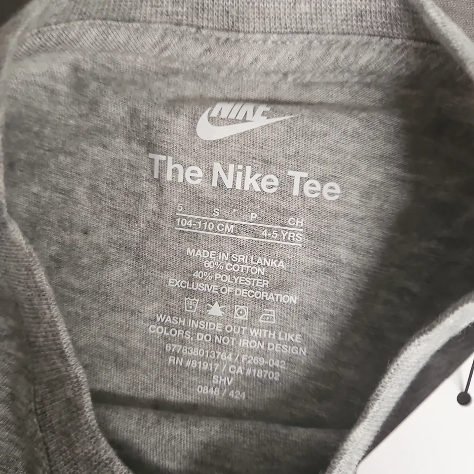 NIKE THE NIKE TEE GREY – KIDS’ T‑SHIRT UK 4–5 YEARS