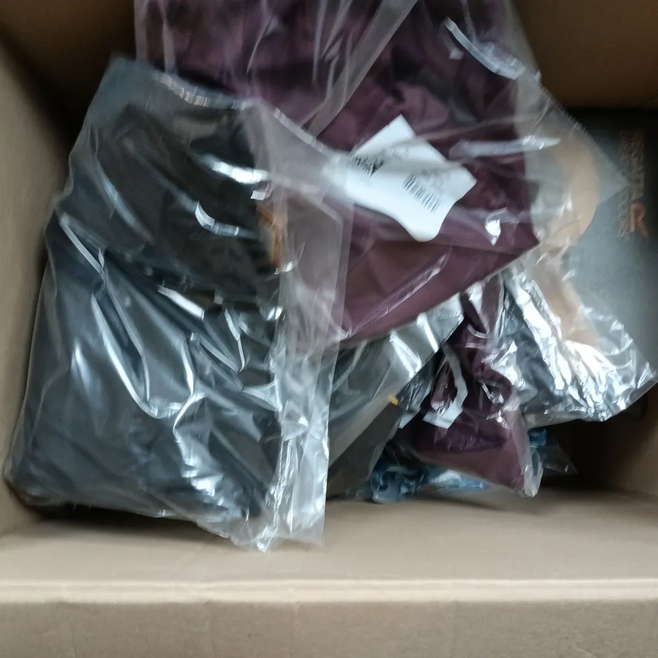 APPROXIMATELY 25 ASSORTED BRAND NEW REGATTA/DARE2B CLOTHING ITEMS IN VARIOUS SIZES, STYLES & COLOURS TO INCLUDE MONTORN, FRANKIE B/W, AEP PROMPT SHORTS, ETC