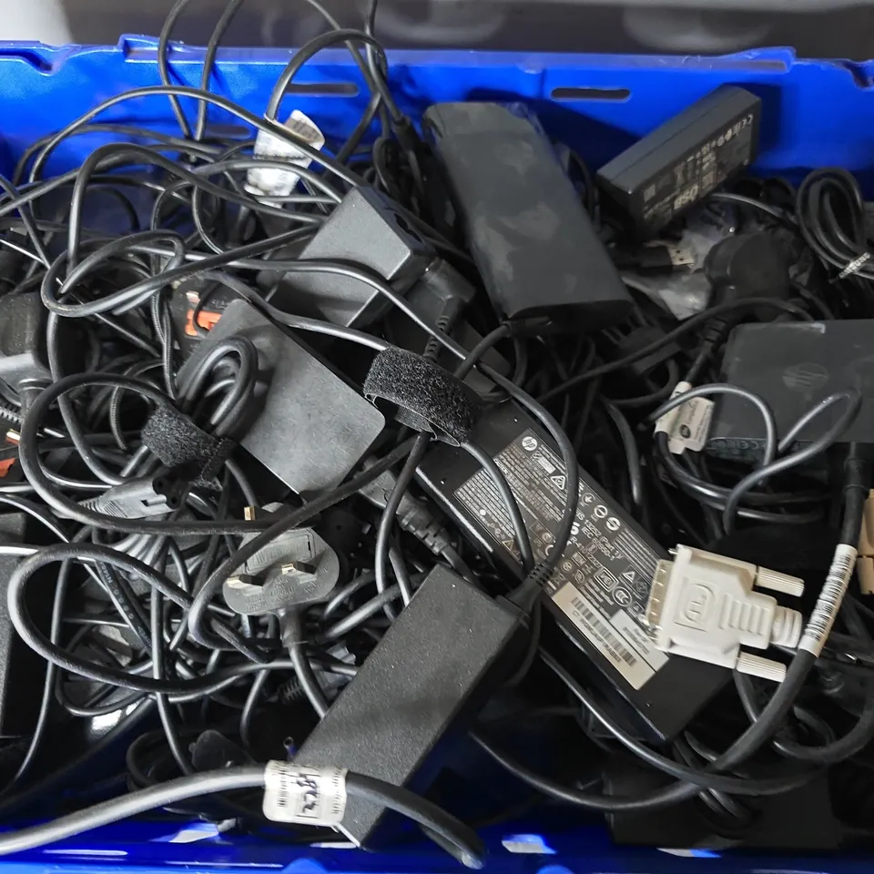 APPROXIMATELY 25 ASSORTED ITEMS TO INCLUDE - DVI CABLE , HP AC ADAPTER , ETHERNET CABLE - ETC - COLLECTION ONLY