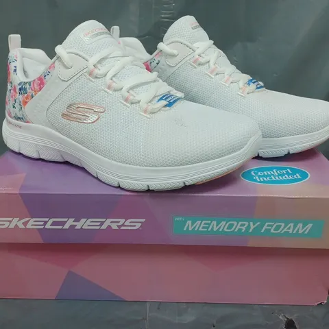 BOXED PAIR OF SKECHERS 4.0 LACE UP TRAINERS IN WHITE/FLORAL SIZE 6