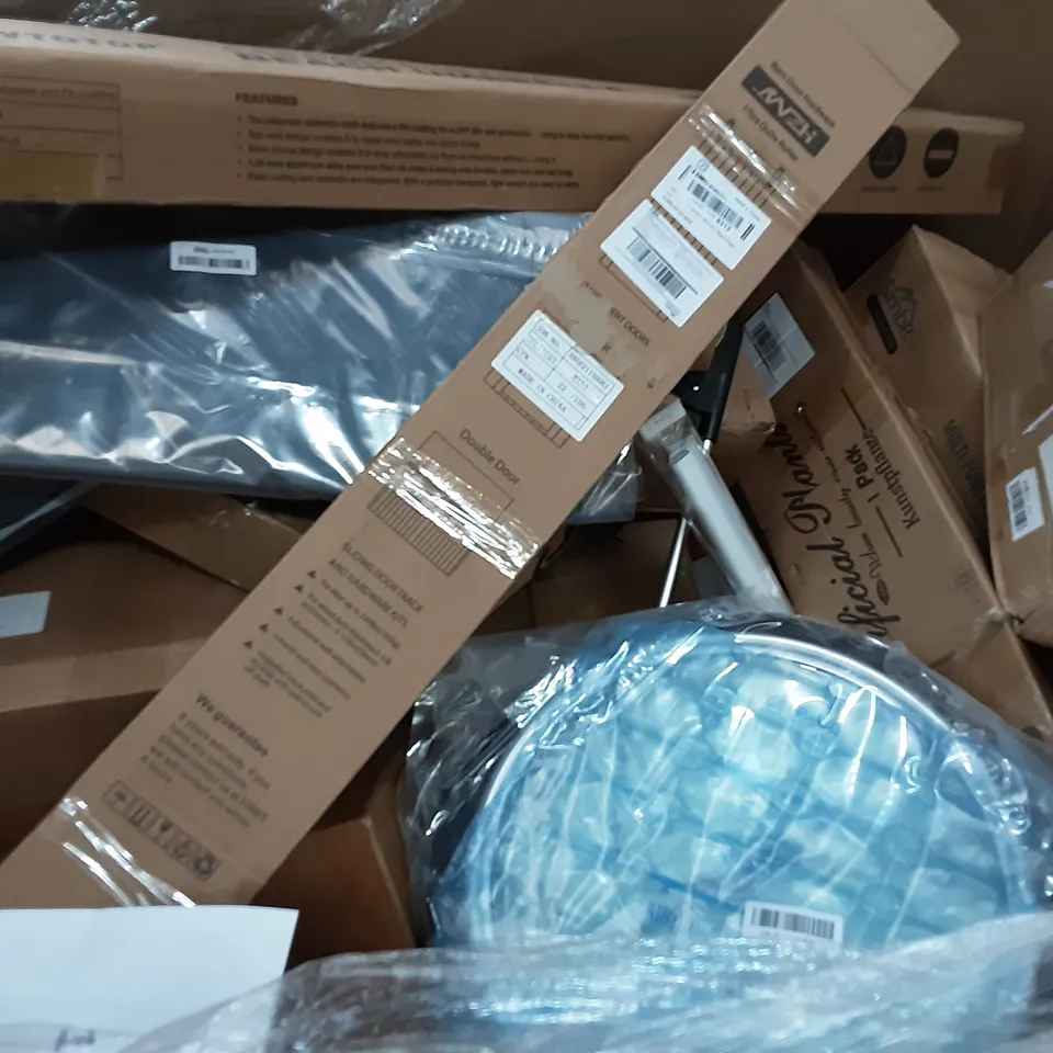 PALLET OF ASSORTED PRODUCTS INCLUDING LEVEL 8 SUITCASE, GARDEN KNEELER, GELATIN TOILET SEAT, VIPMOON LED CEILING LIGHT FIXTURES, TANZUOER BLINDS