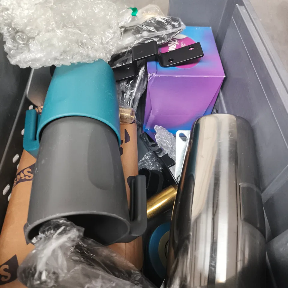 APPROXIMATELY 10 ASSORTED HOUSEHOLD ITEMS INCLUDING KLEENEX TISSUES AND LATEX POWDER FREE GLOVES 