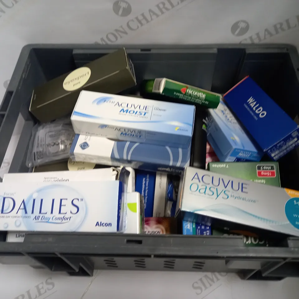 LOT OF APPROXIMATELY 30 ASSORTED EYECARE & HEALTHCARE PRODUCTS TO INCLUDE NICORETTE 15MG INVISIPATCH, FOCUS DAILIES ALL DAY COMFORT CONTACT LENSES, SPECSAVERS EASYVISION DISPOSABLE CONTACT LENSES, ETC