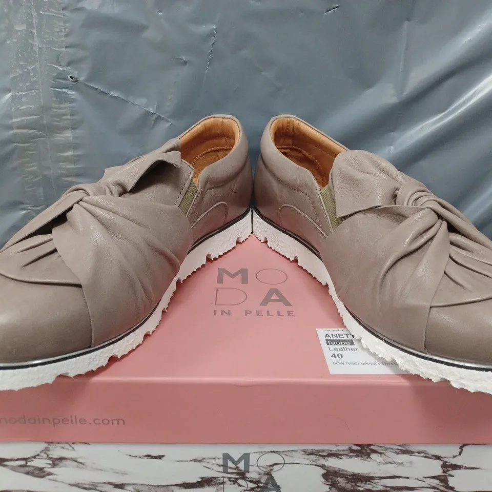 BOXED MODA IN PELLE ANETTE LEATHER BOW TWIST UPPER WITH FLEX SOLE TRAINERS IN TAUPE - SIZE 40