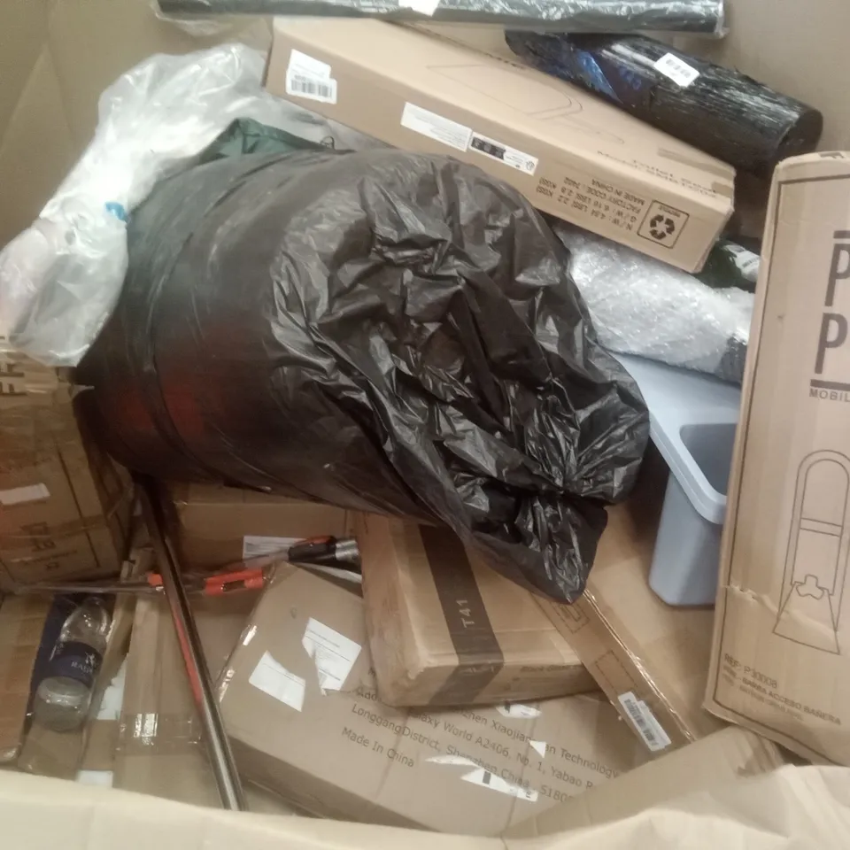 PALLET OF ASSORTED ITEMS INCLUDING TOILET SEAT, CORKBOARD WORLD MAP, PEPE BATHTUB GRAB RAIL, WINDOW BLINDS, GARDEN UMBRELLA 