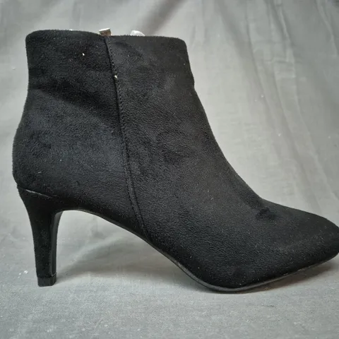 BOXED PAIR OF UNBRANDED HEELED ANKLE BOOTS IN BLACK EU SIZE 40