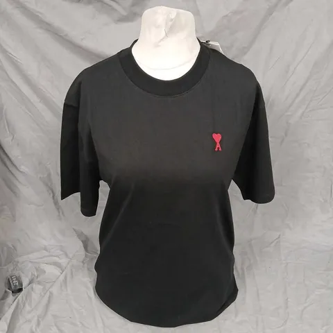 AMI ALEXANDRE MATTIUSSI BLACK T-SHIRT WITH RED HEART LOGO, SIZE S