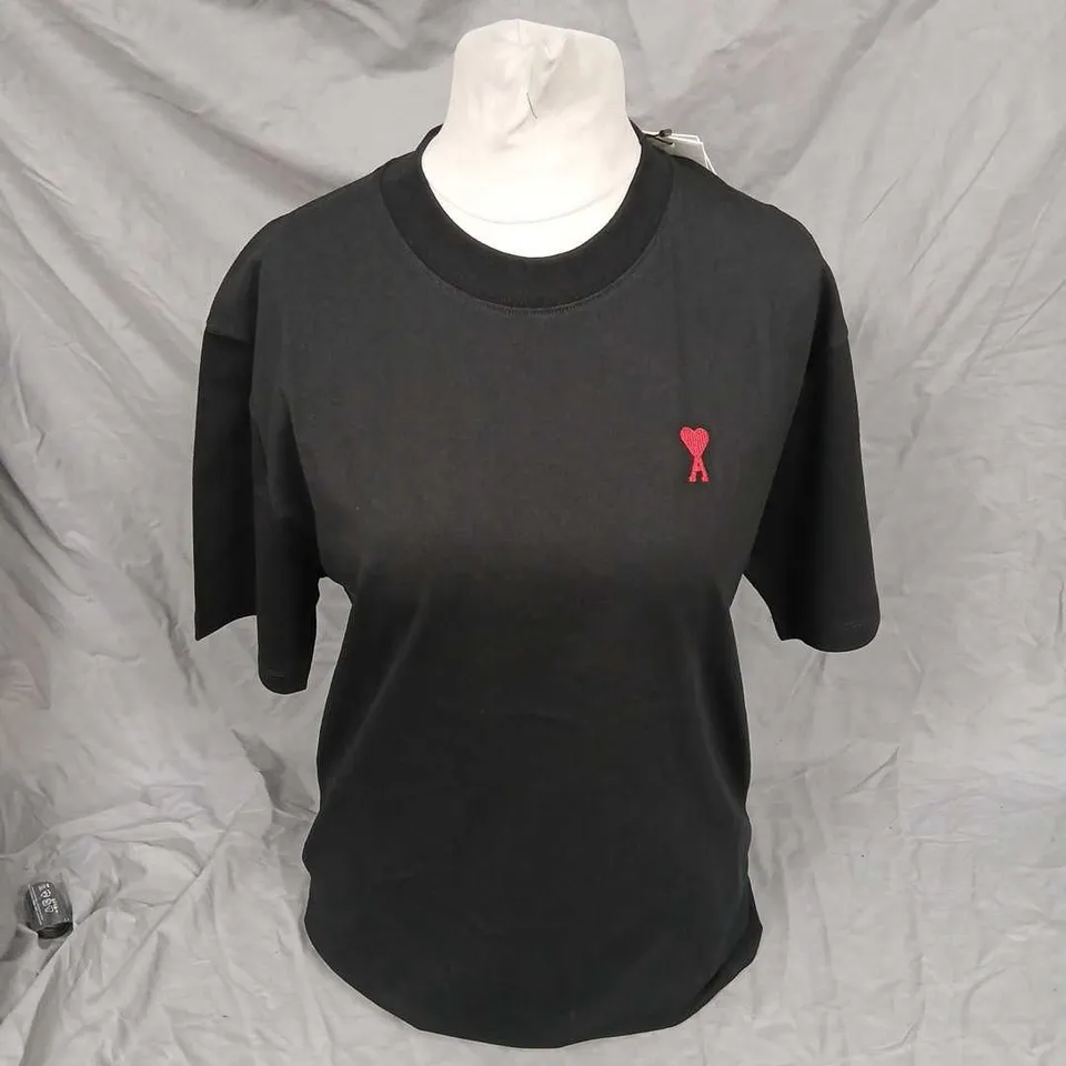 AMI ALEXANDRE MATTIUSSI BLACK T-SHIRT WITH RED HEART LOGO, SIZE S