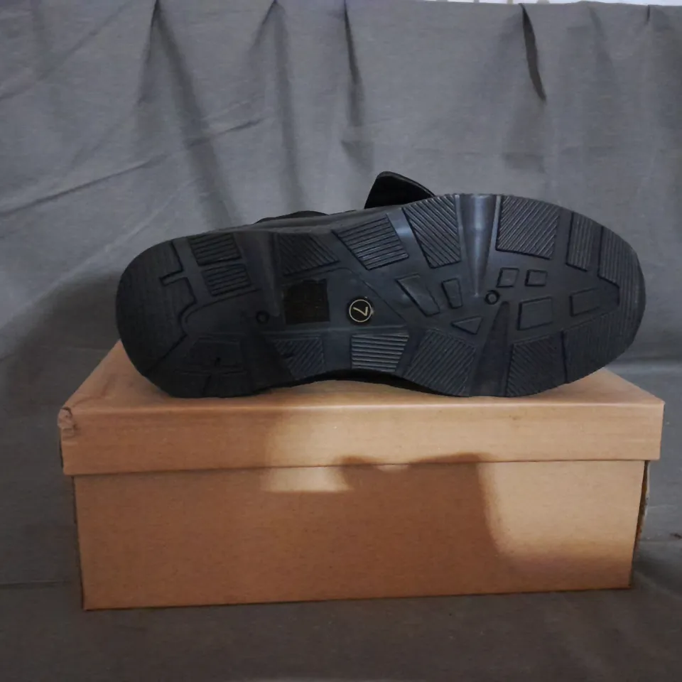 APPROXIMATELY 10 BOXED PAIR OF BOW TRAINERS IN BLACK VARIOUS SIZES TO INCLUDE SIZE 7