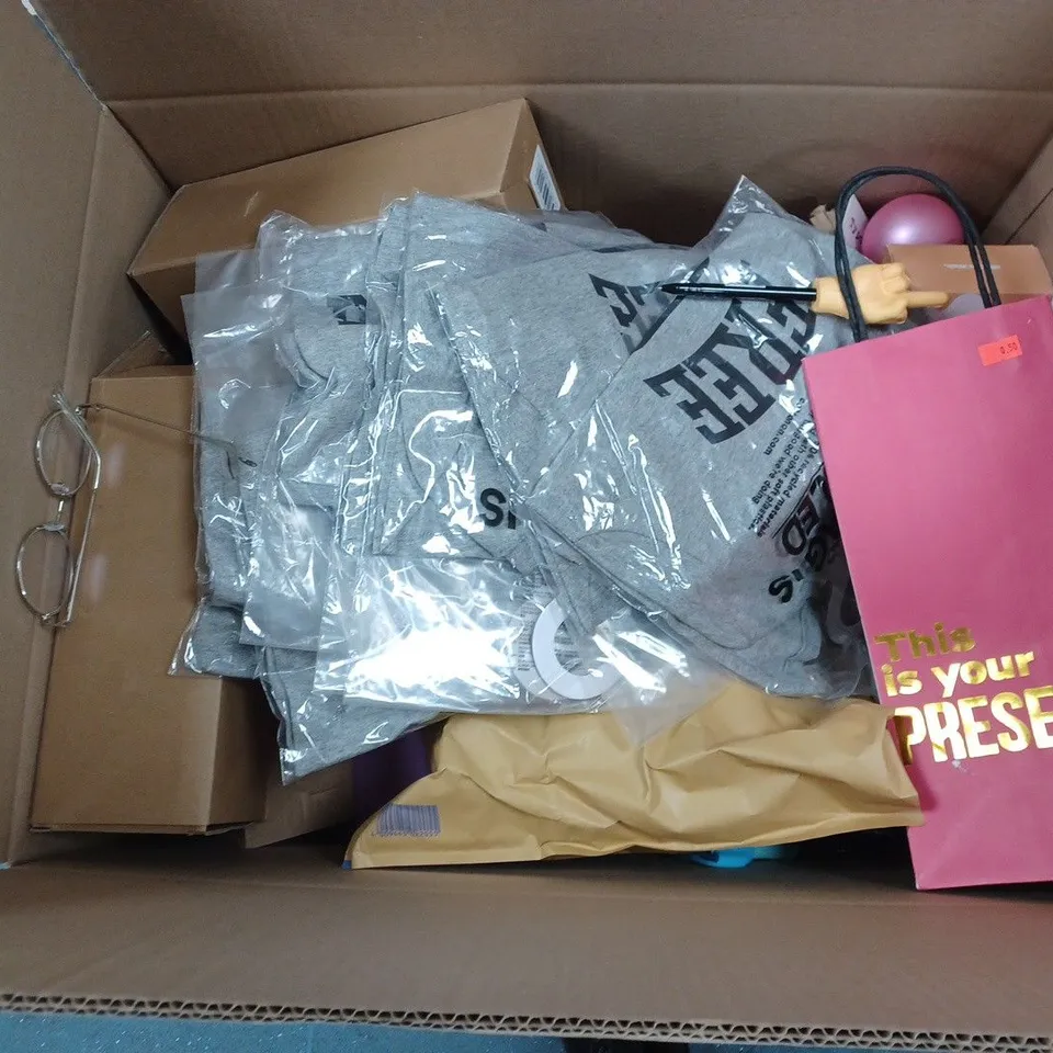 BOX OF APPROXIMATELY 30 ASSORTED HOUSEHOLD ITEMS TO INCLUDE RUCKSACKS, DECORATIVE ITEMS, BOTTLES, ETC