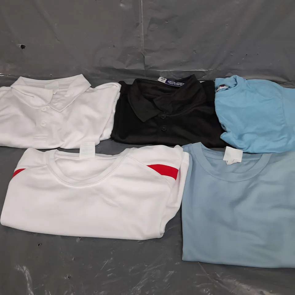 LOT OF APPROX 20 CLOTHING ITEMS , TO INCLUDE FRUIT OF THE LOOM TOP , T-SHIRTS , ETC