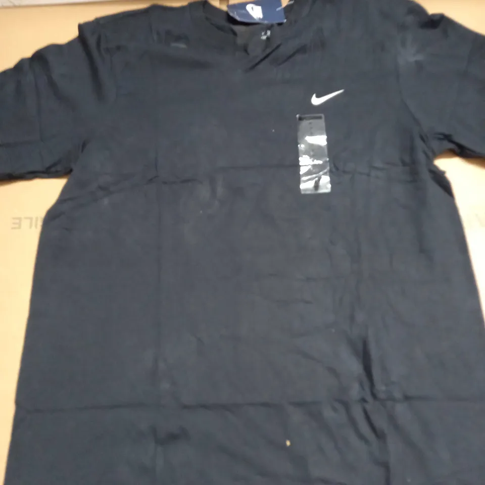 NIKE LOGO T-SHIRT SIZE M