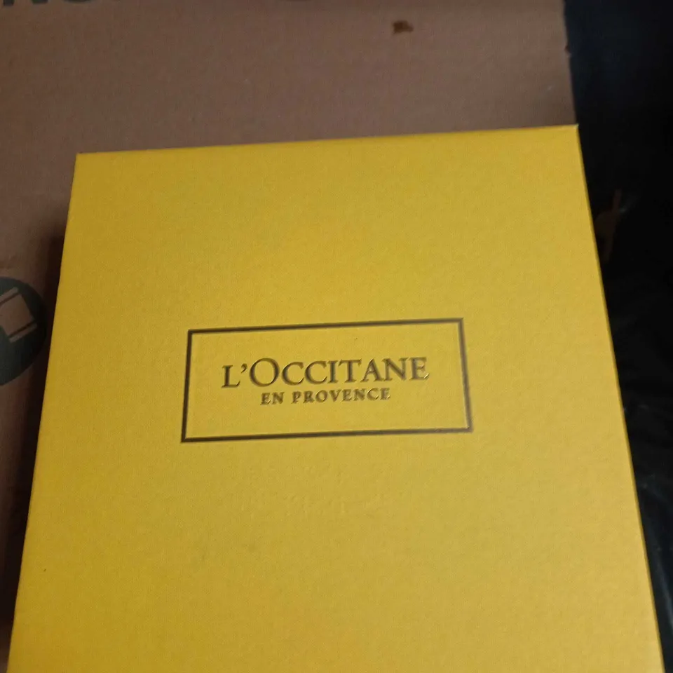 L’OCCITANE ALMOND SHOWER OIL 250ML – GIFT SET IN YELLOW BOX