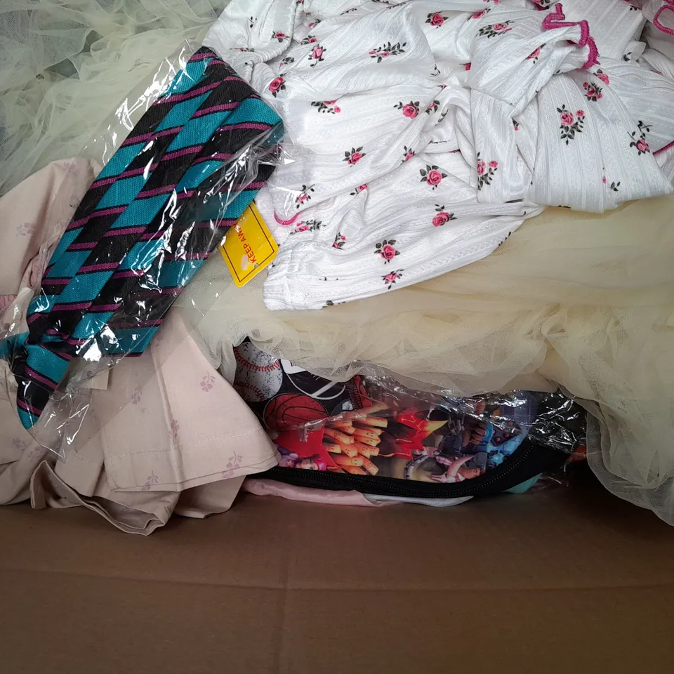 BOX OF APPROX 12 ASSORTED KIDS CLOTHING ITEMS TO INCLUDE - BAG , POLO SHIRT , SHORTS ETC