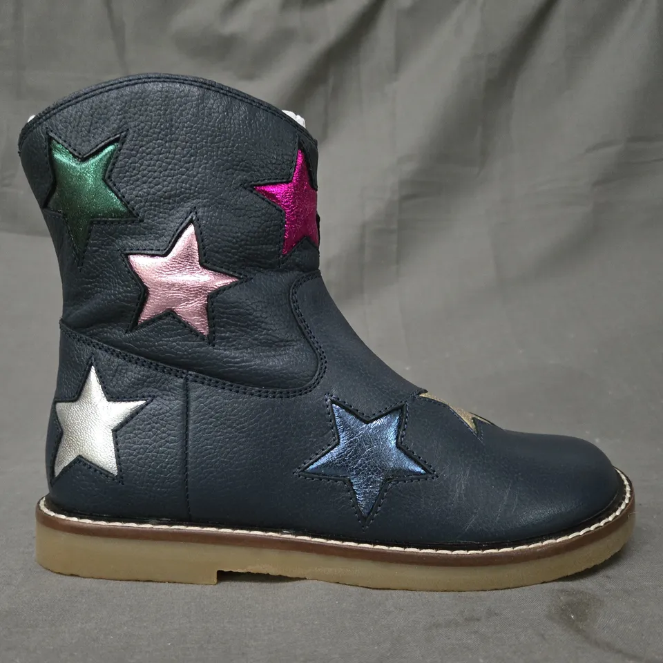 BOXED PAIR OF MINI BODEN ANKLE BOOTS IN NAVY W. MULTICOLOURED STARS EU SIZE 33