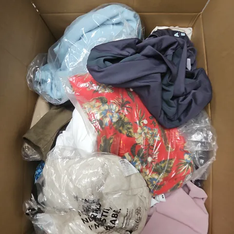 APPROXIMATELY 20 ASSORTED CLOTHING ITEMS IN VARIOUS SIZES, STYLES AND COLOURS