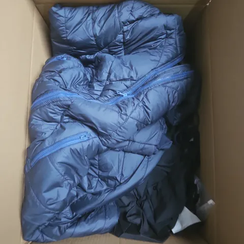 BOX CONTAINING A MIX OF APPROXIMATELY 25 ASSORTED CLOTHING ITEMS