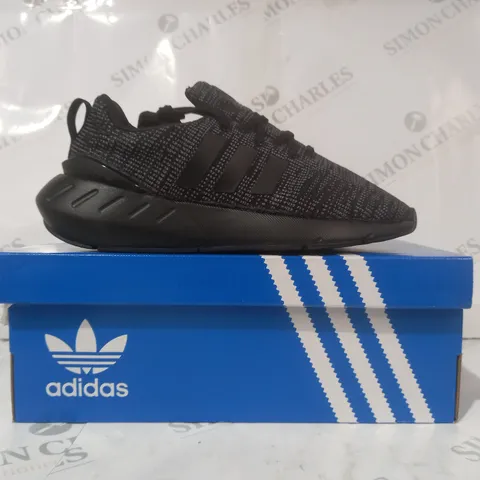 BOXED PAIR OF ADIDAS SWIFT RUN 22 J SHOES IN GREY/BLACK UK SIZE 3.5