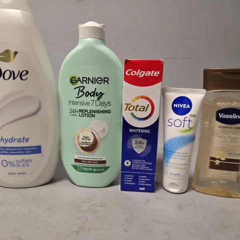 APPROXIMATELY 15 ASSORTED HEALTH & BEAUTY ITEMS TO INCLUDE - DOVE HYDRATE BODY WASH , COLGATE TOOTHPASTE , NIVEA SOFT MOISTURISER ETC