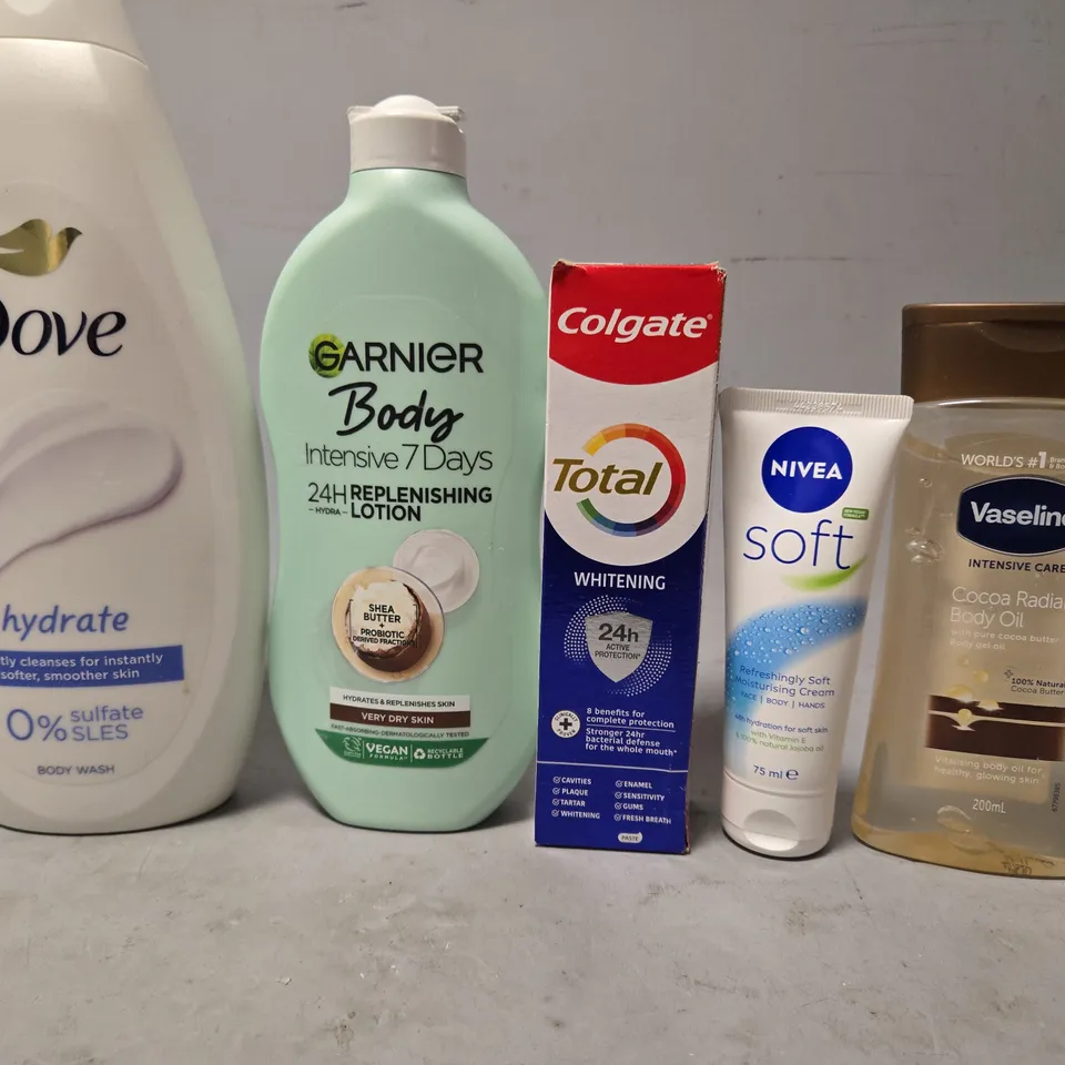 APPROXIMATELY 15 ASSORTED HEALTH & BEAUTY ITEMS TO INCLUDE - DOVE HYDRATE BODY WASH , COLGATE TOOTHPASTE , NIVEA SOFT MOISTURISER ETC
