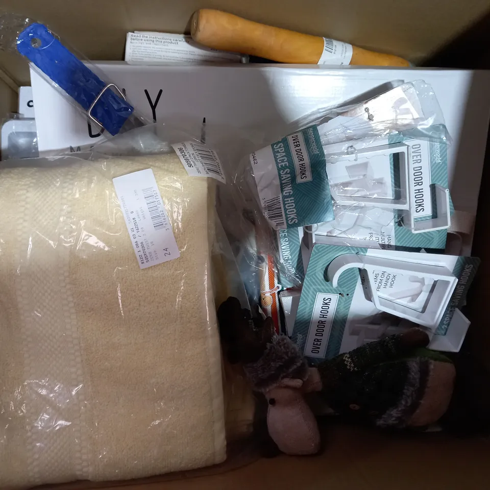 BOX OF APPROXIMATELY 20 ASSORTED HOUSEHOLD ITEMS TO INCLUDE HALTI NO PULL HARNESS, DECORATIVE GONK, ANGLES ICING SPATULAS, ETC