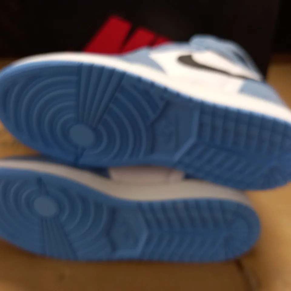BOXED PAIR OF NIKE AIR JORDAN 1 RETRO HIGH TRAINERS - UK 5.5