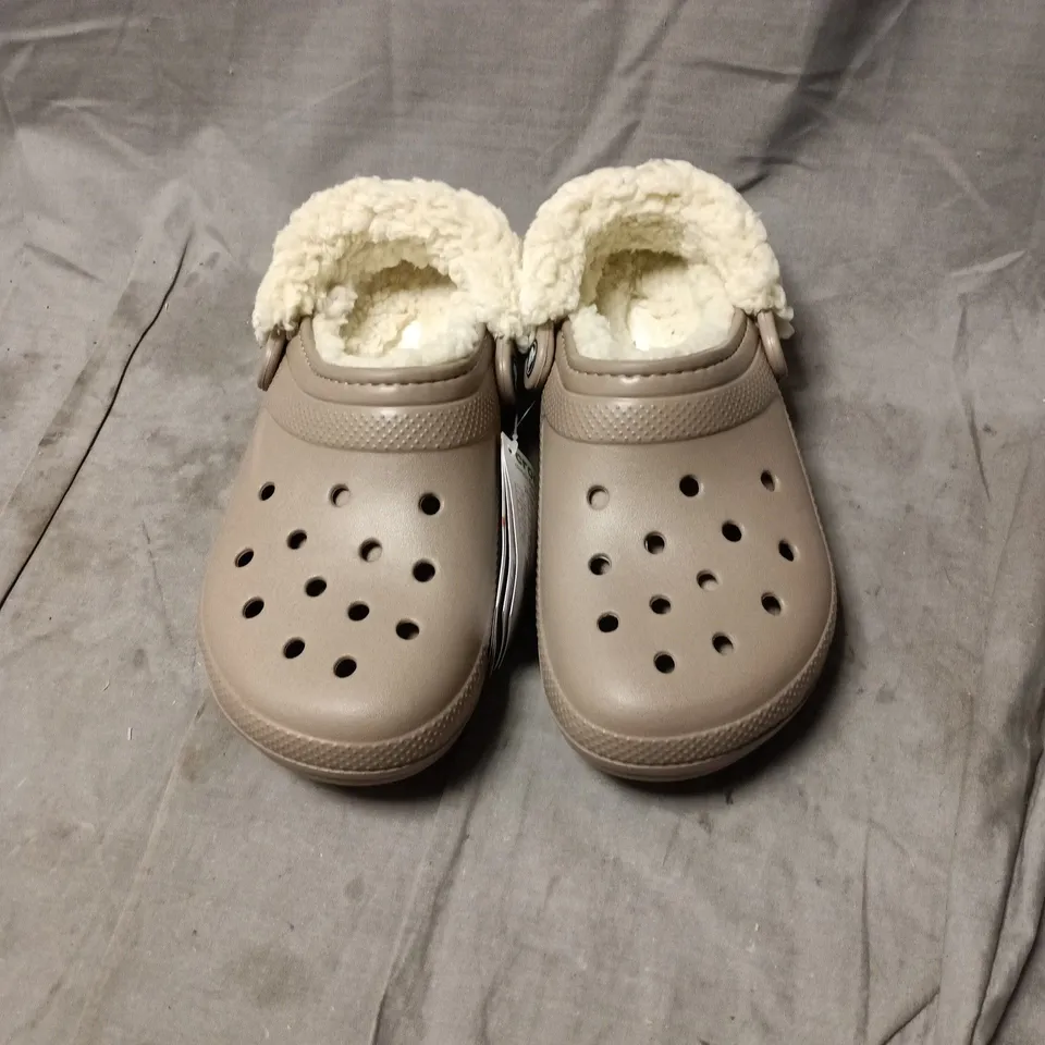 CROCS CLASSIC LINED CLOGS – BEIGE WITH FAUX SHEARLING INTERIOR M6 W7 UNBOXED