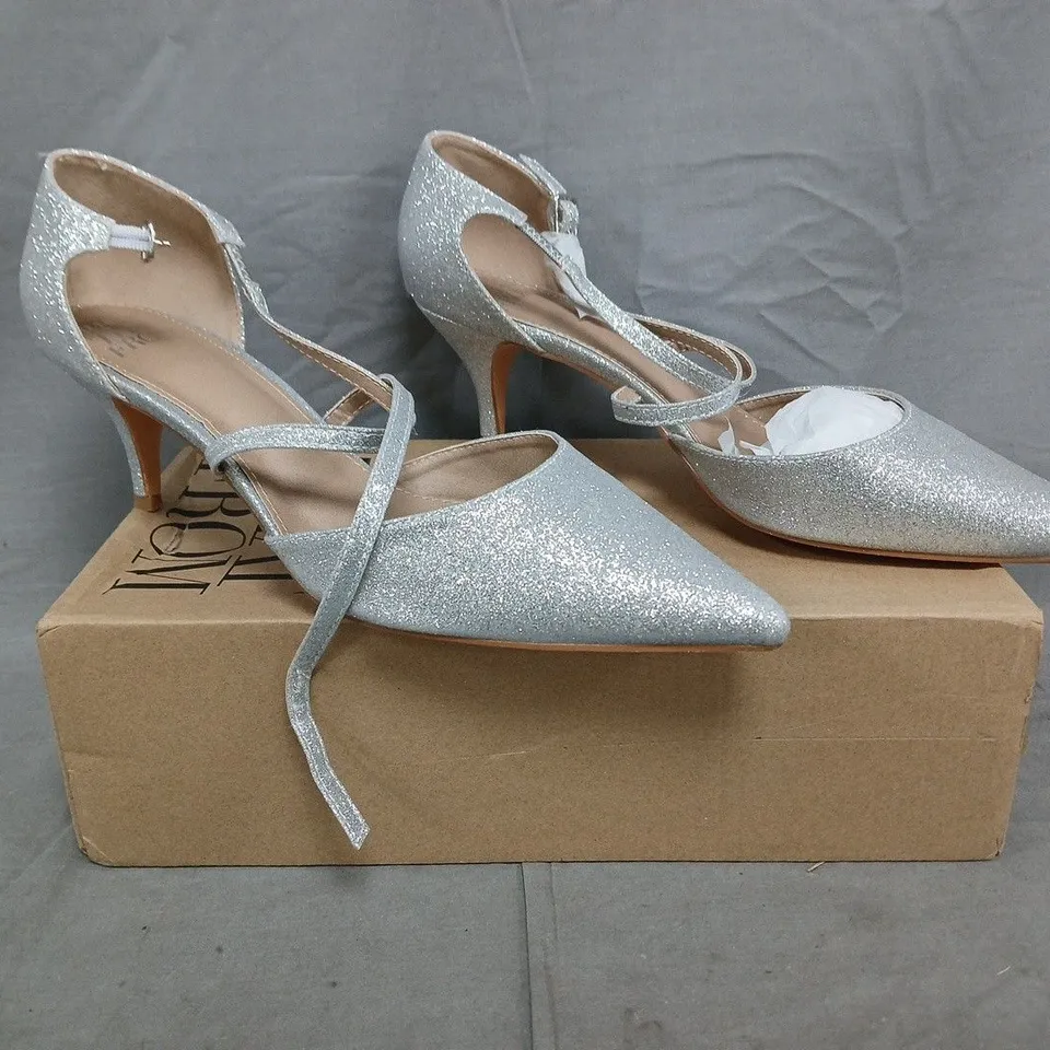 BOXED PAIR OF WHERE'S THAT FROM POINTED TOE LOW HEELS IN SILVER GLITTER SIZE UK 8