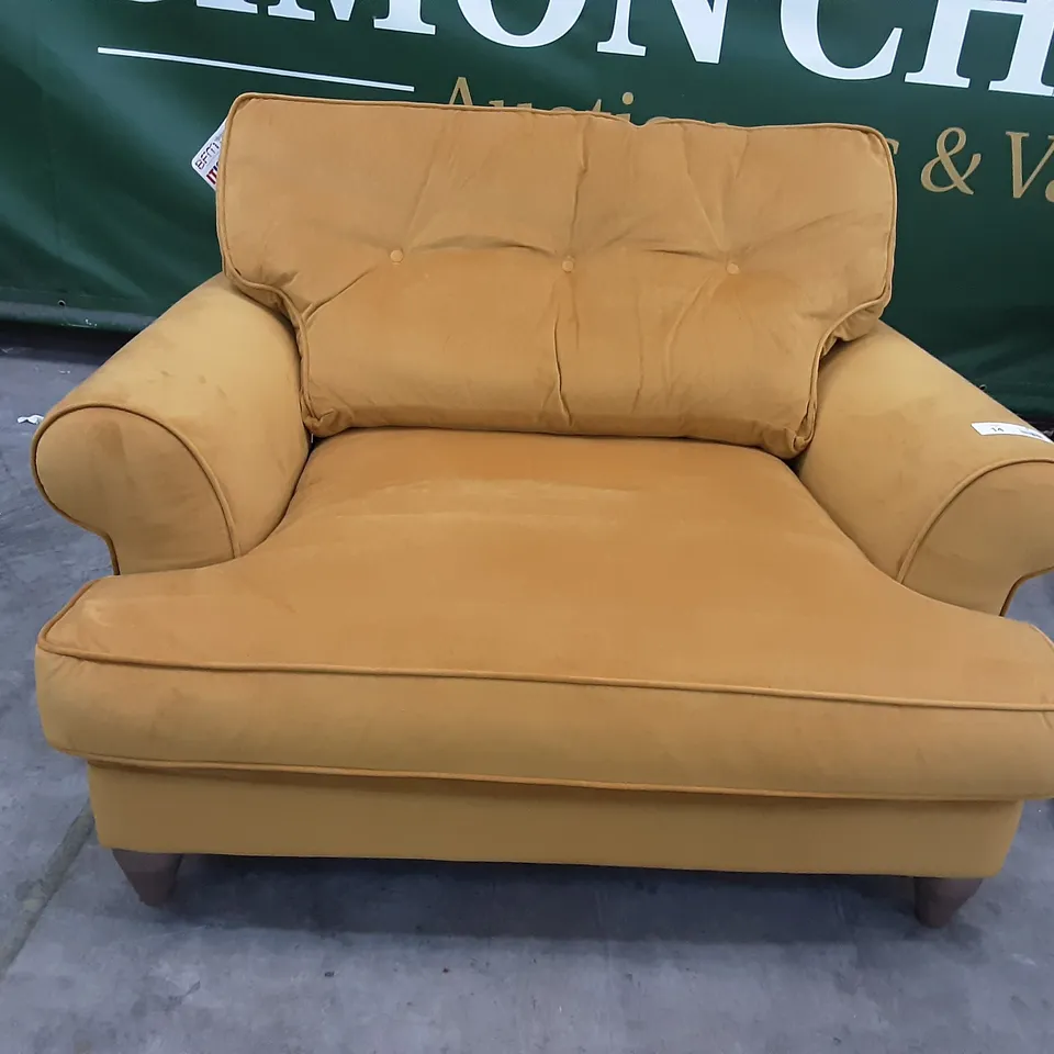 QUALITY BRITISH MANUFACTURED DESIGNER THE LOUNGE CO. BRONWYN SNUGGLER GOL204 GOLDEN SPICE /VSWENFT